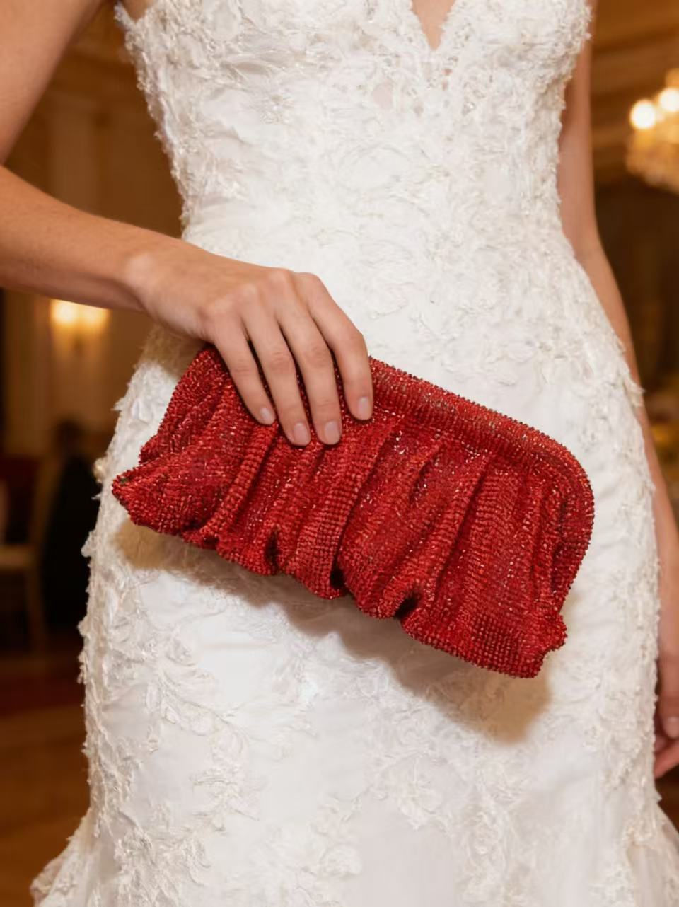 Clutch Bag Evening - กระเป๋าคลัทช์ทรงเมฆจีบประดับเพชรตาข่ายอะลูมิเนียมสีแดง, กระเป๋าสำหรับออกงานกลางคืนสำหรับผู้หญิงพร้อมสายโซ่ถอดได้, กระเป๋าสะพายข้างอเนกประสงค์