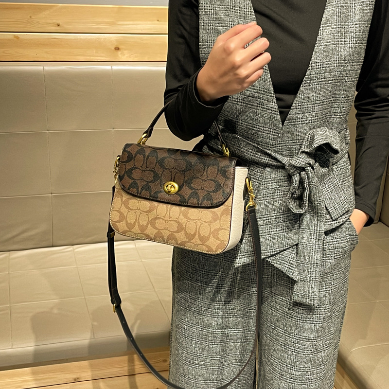 Women Bags Premium Brands - กระเป๋าสะพายไหล่ผู้หญิงสุดเก๋ ทำจากหนังพรีเมียม ดีไซน์คลาสสิกหรูหรา จากแบรนด์ดัง